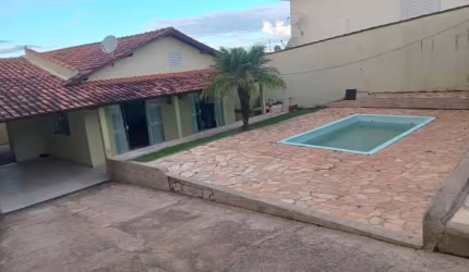 Casa à venda no Jardim Simões em Varginha com piscina e 1 suíte