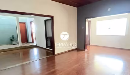 Casa à venda no Centro em Varginha com 4 quartos, 1 suíte, 3 banheiros e 3 vagas