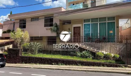 Casa à venda no Centro em Varginha com 2 quartos, 2 suítes, 3 banheiros, churrasqueira e 2 vagas