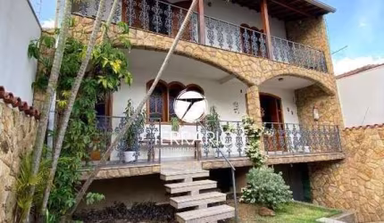 Casa à venda no Centro em Varginha com 5 quartos, 1 suíte, 4 banheiros, churrasqueira e 5 vagas