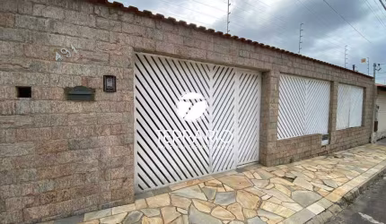Casa à venda no Campos Elíseos em Varginha com 3 quartos, 1 suíte, 2 banheiros, churrasqueira e 2 vagas