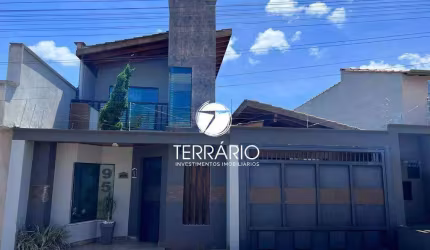 Casa à venda no Sagrado Coração II em Varginha com 4 quartos, 1 suíte, 2 banheiros, churrasqueira e 2 vagas