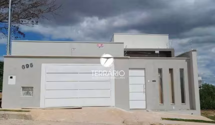 Casa à venda no Belo Horizonte em Varginha com 3 quartos, 1 suíte. 2 banheiros, churrasqueira e 2 vagas