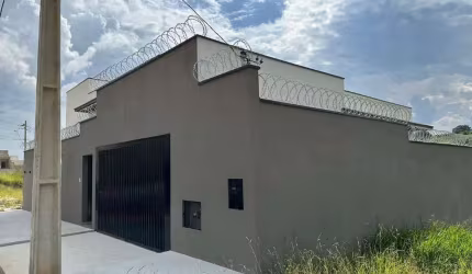 Casa à venda no Belo Horizonte III em Varginha com churrasqueira, 4 quartos, 2 suítes, 3 banheiros e 2 vagas