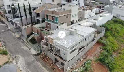 Casa à venda no Parque São José em Varginha com piscina 3 quartos, 1 suíte, churrasqueira e 3 vagas