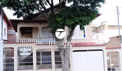 Casa à venda no Jardim Orlândia em Varginha com 3 quartos, 1 suíte, 3 banheiros e 2 vagas