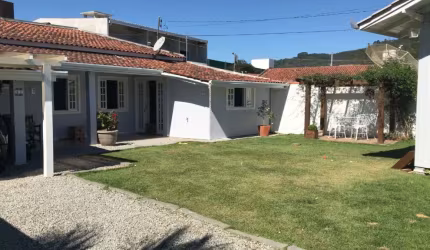 CASA COM AMPLO QUINTAL + SALA COMERCIAL - OTIMA LOCALIZAÇÃO