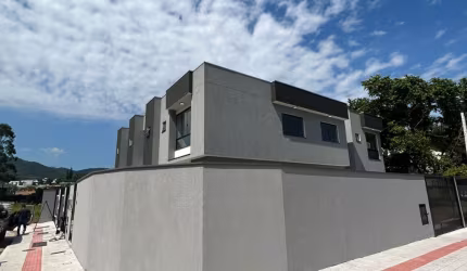 Sobrado Novo à venda
