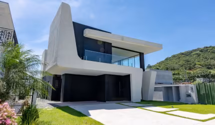 Linda casa em condomínio