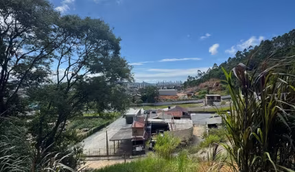 Terreno no Bairros Cedros, com casinha pra terminar