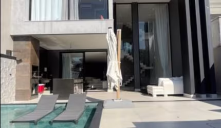 Casa triplex para locação no condomínio Riviera Del Sol, Recreio dos Bandeirantes.