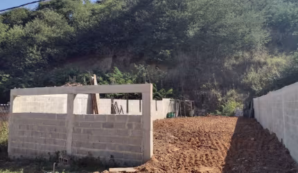 Terreno à venda em condomínio fechado em Santa Cruz.