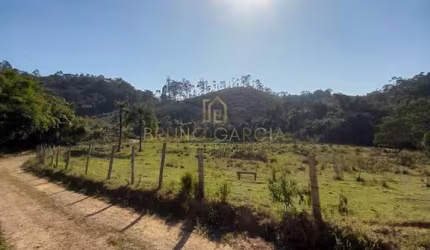 Sítio à venda em Piracaia-SP, Bairro do Pião: 2 quartos, 1 sala, 2 banheiros, 16,30 alqueires de área. Venha conferir!