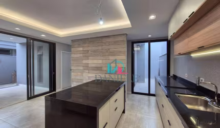 Casa térrea com 3 suítes, em construção, localizada no condomínio Village Damha I.