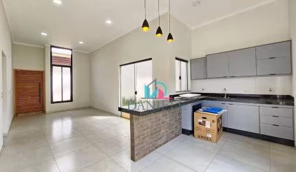 Linda casa no condomínio Sollaris.
