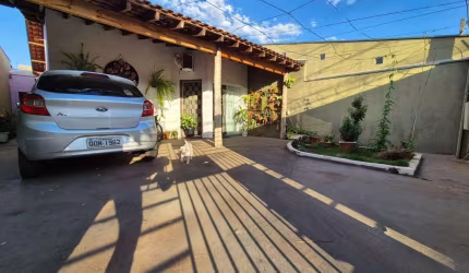 Casa térrea com 2 dormitórios localizada no bairro Parque Igaçaba.