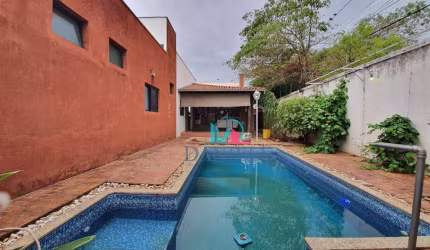 Casa térrea com 3 dormitórios localizada no bairro Cambuy.