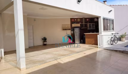Casa térrea com 3 dormitórios localizada no bairro Vila Suconasa.