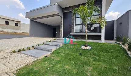 Linda casa no condomínio Volpi