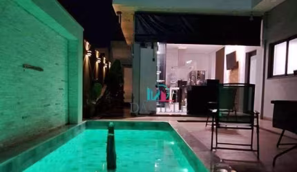 Linda casa com piscina no condomínio Tivoli