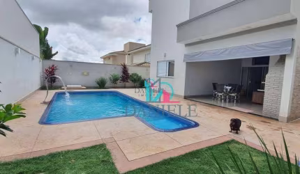 Linda casa no condomínio Damha.