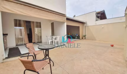 Casa com 3 dormitórios localizada no bairro Cambuy.