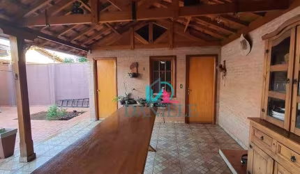 Casa térrea com 3 dormitórios suítes localizada no bairro Vila Biagioni.
