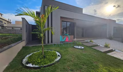 Casa térrea com 3 suítes localizada no condomínio Portal das Tipuanas.