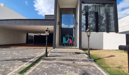 Sobrado com 5 suítes localizado no condomínio Damha.