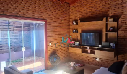 Casa térrea com 2 dormitórios localizada no Jardim Maria Luiza IV.