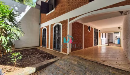 Sobrado com 4 dormitórios localizado no Centro.