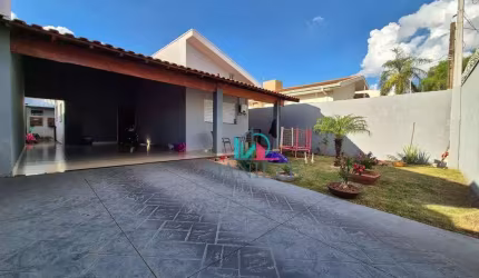 Casa térrea com 3 dormitórios localizada no bairro Residencial Cambuy.