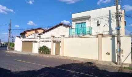 Casa com 3 quartos à venda no Jardim Patrícia, Uberlândia  por R$ 650.000