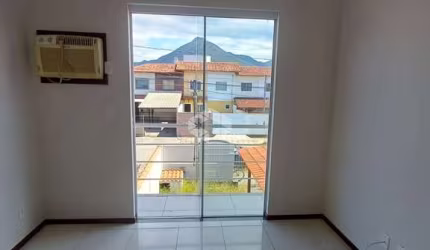 Sobrado com 2 dormitórios e banheiro, lavabo, garagem coberta, pátio, Barra do Aririú Palhoça.