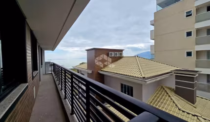 Apartamento com 2 dormitorios churrasqueira e sacada em Praia de Fora Palhoça
