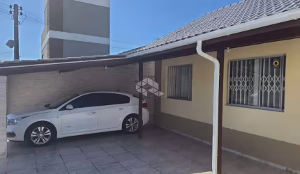 Casa térrea sendo 02 dormitórios, semi-mobiliada, com edícula em Palhoça