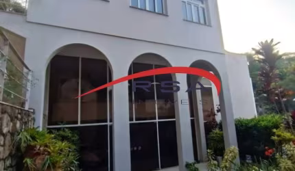 Casa de Luxo em Condomínio na Freguesia (Jacarepaguá) - 5 quartos, 4 suítes, 1 sala, 5 banheiros, 3 vagas, 441m². Venha conhecer!