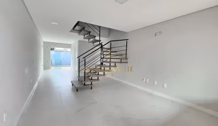 Sobrado Geminado com fachada moderna e ótima localização no Bucarein.
