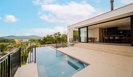 Casa moderna em condomínio de alto padrão, no América