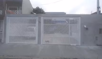 Edícula assobradada com sacada frontal no Vista Verde