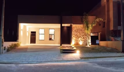 Belíssima casa localizada no Condomínio Santa Monica com 3 dormitórios, sendo 1 suíte com closet!