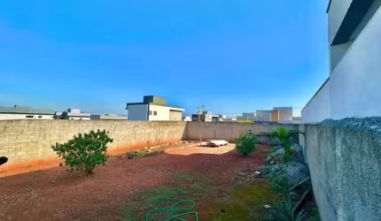 Terreno de esquina com 273m² está localizado no condomínio Reserva Rudá,