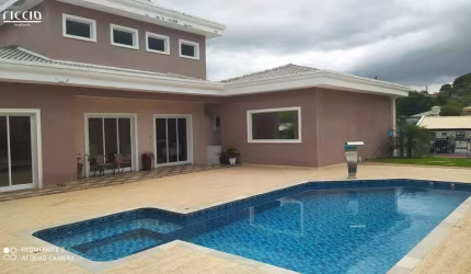 Casa terrea a venda no Condominio Terras de Santa Helena, conta com 3 suítes, sendo 1 delas máster com closet.