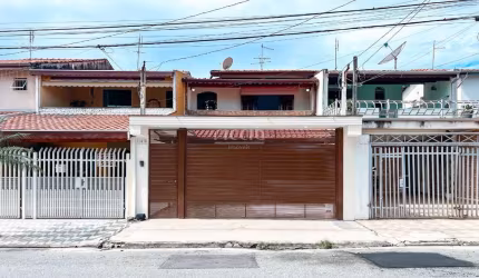 Sobrado à venda na Vila Santa Izabel em Taubaté com 3 dormitórios e 4 vagas de garagem