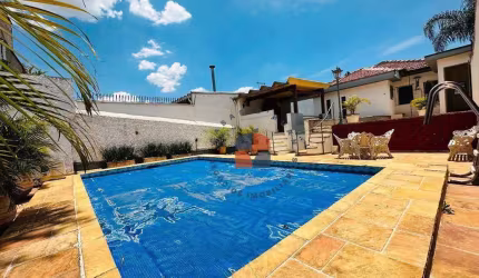 Belíssimo sobrado com piscina, localizado em rua super tranquila!
