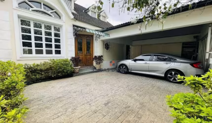 Sobrado com 400m² de terreno. 4 suítes, energia solar e área externa muito aconchegante. Tudo isso na melhor rua da City Lapa!