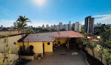 Casa térrea muito ensolarada. Com 358m² de terreno com muito área externa. Localizada em rua sem saída!
