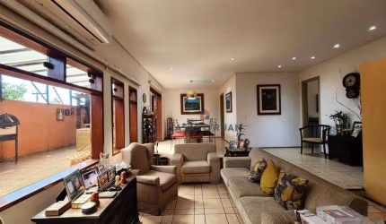 Casa com testada de 9m, 3 suítes e 3 vagas. Oportunidade, agende sua visita!