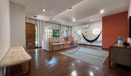 Casa com 675 m2 de terreno e 3 suítes. Próxima da praça jonh lennon!