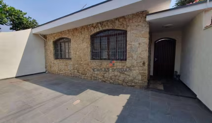 Casa térrea em rua super tranquila e ao mesmo tempo próxima dos principais comércios do bairro!